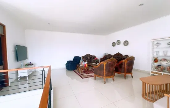 Dijual Rumah bagus dan siap huni, 2 lantai, baru direnovasi