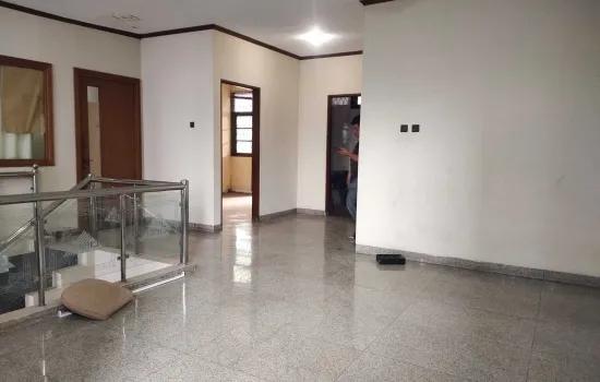 Dijual Cepat atau Disewa Bangunan Rumah & Gudang di Jl. Raya