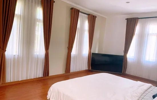Dijual Rumah bagus dan siap huni, 2 lantai, baru direnovasi