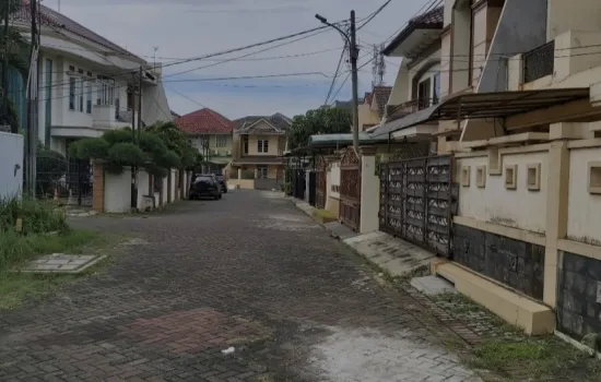 Rumak huk 1.5 Lantai , pinggir jalan raya 2 jalur , rapi