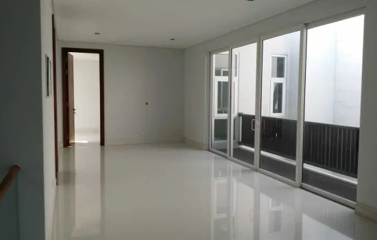 Rumah Puri Indah  3 lantai hadap selatan