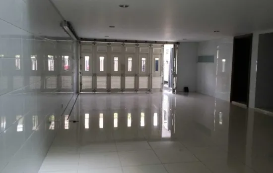Rumah Puri Indah  3 lantai hadap selatan