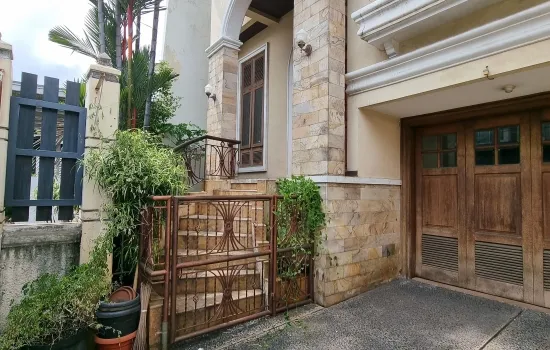 Taman Aries blok C plit level 2½lt luas tanah 120 m² selatan