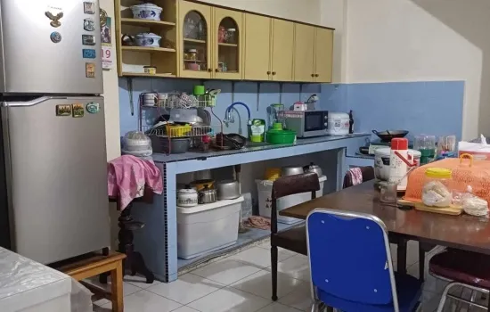 Dijual rumah 2 lantai di Taman semanan indah