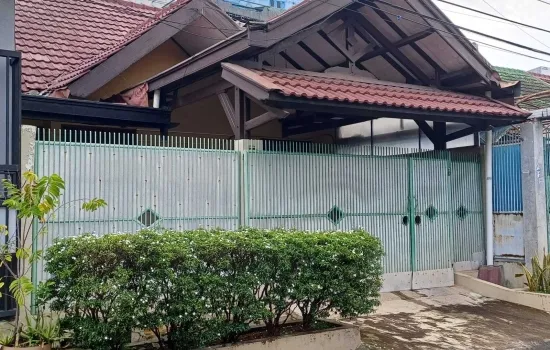 Dijual rumah 2 lantai di Taman semanan indah