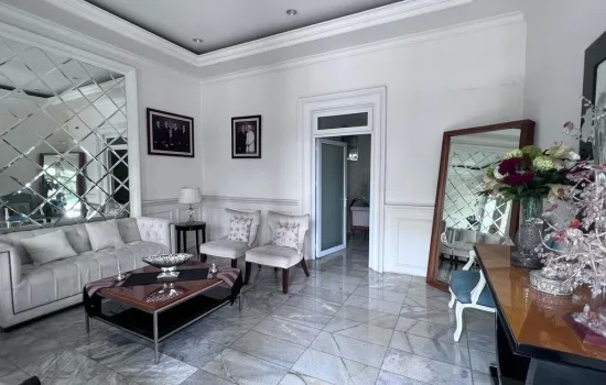 Rumah mewah 2 lantai lT 787 LB 600 2 lantai.  Swiming pool