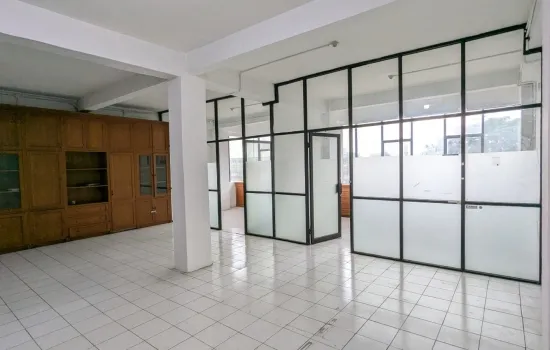 Ruko gandeng. 3+2 Park  luas 15 mobil. Masuk untuk truck
