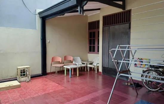 Dijual rumah 2 lantai di Taman semanan indah