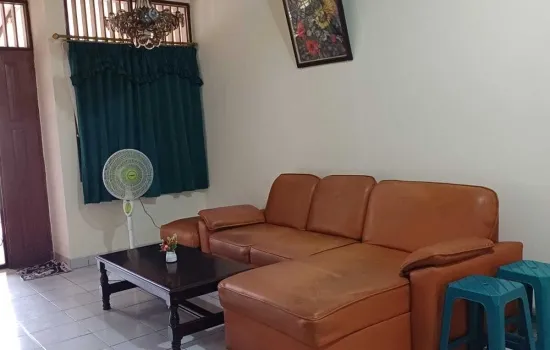 Dijual rumah 2 lantai di Taman semanan indah