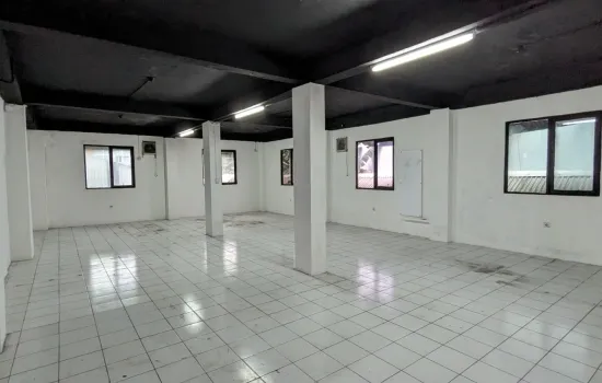 Ruko gandeng. 3+2 Park  luas 15 mobil. Masuk untuk truck