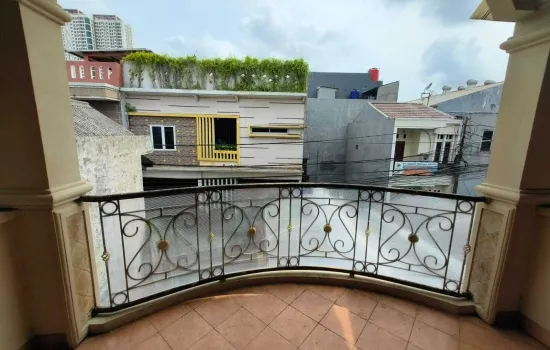 Rumah 2.5 lantai dekat Apartemen Permata Hijau Suite