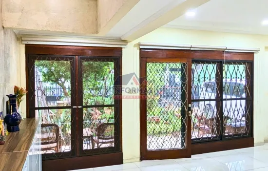 Rmh di komplek eksklusif dengan luas 330 m