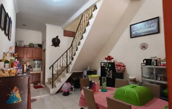 Rumah 2.5 lantai dekat Apartemen Permata Hijau Suite