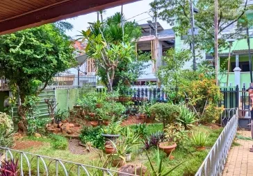 Rmh di komplek eksklusif dengan luas 330 m