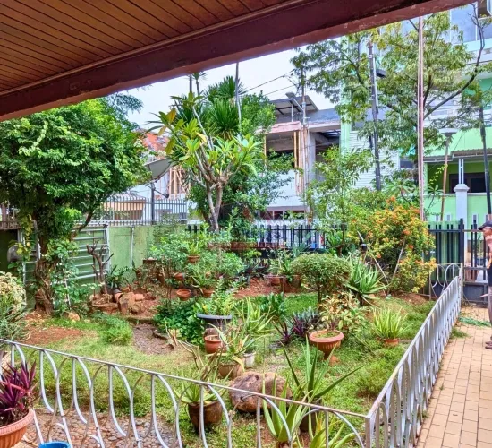 Rmh di komplek eksklusif dengan luas 330 m