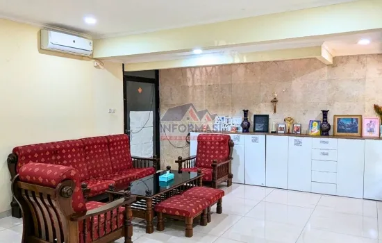 Rmh di komplek eksklusif dengan luas 330 m