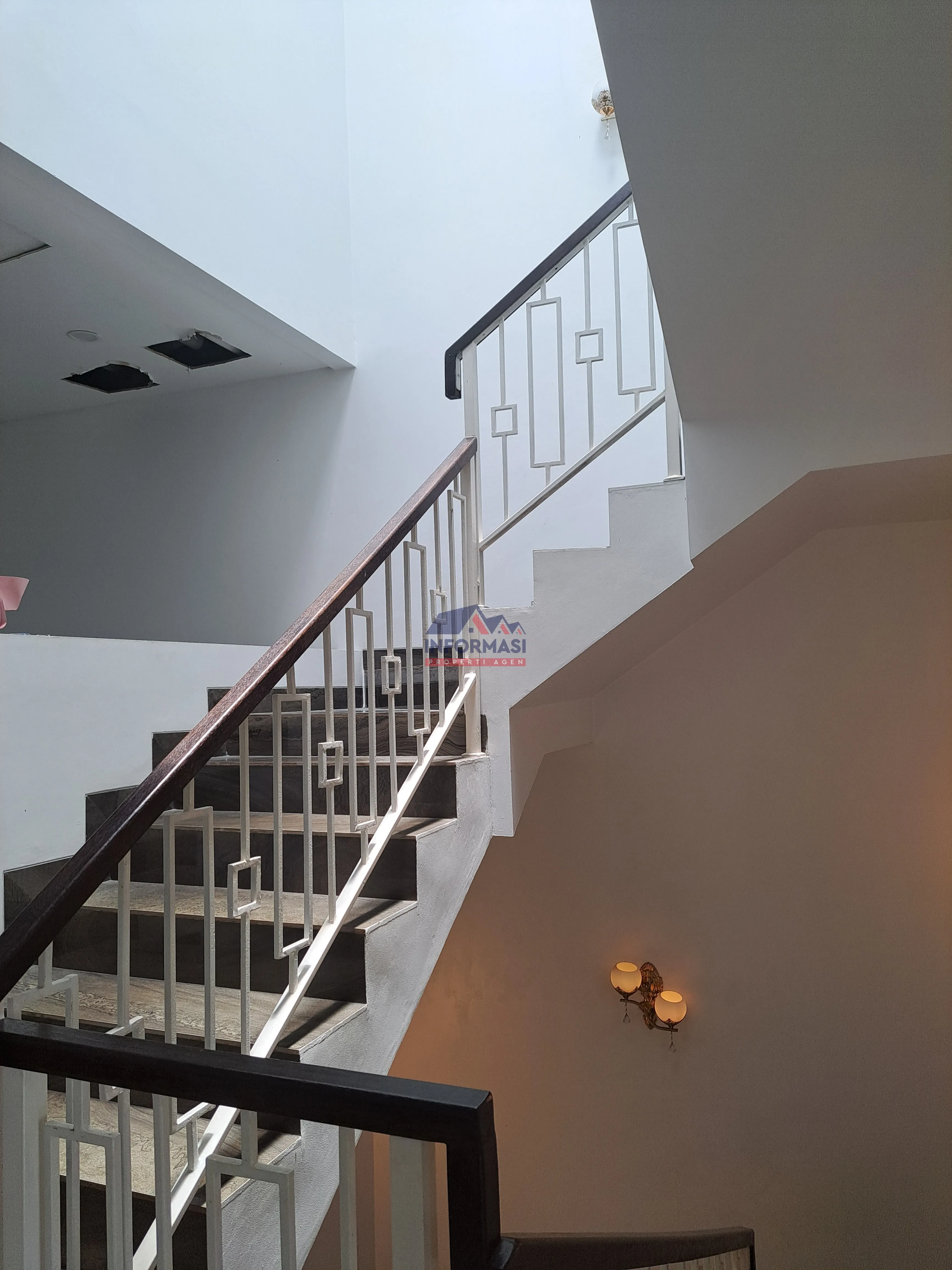Rumah bagus 4,5 lantai , 7 kamar tidur , 5 kamar mandi