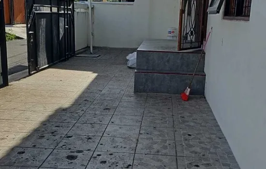 Disewakan Rumah Hoek Taman Kota