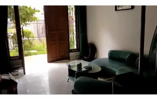 Rumah 2 Lt  LT 250 m2  Lb 400’m2 kt 4+1