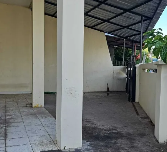 Disewakan Rumah Hoek Taman Kota