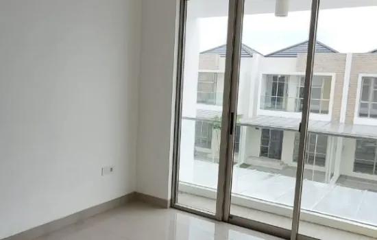 Rumah Baru PIK2, lokasi bagus dekat pintu toll