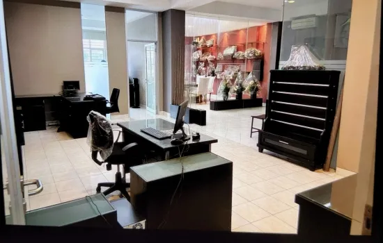 Disewakan 2 ruko gandeng di intercon,Kebon jeruk,jakbar