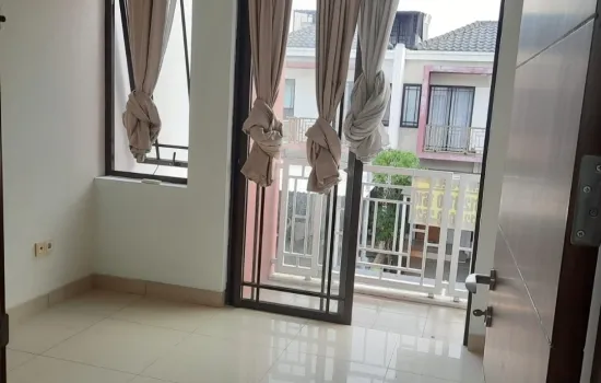 Rumah bagus di Greenlake City, 2 lantai,3KT ,2KM,1KTP,1KMP