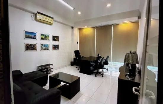 Disewakan 2 ruko gandeng di intercon,Kebon jeruk,jakbar