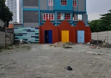 Ruko di daerah ramai dan padat penduduk parkir luas