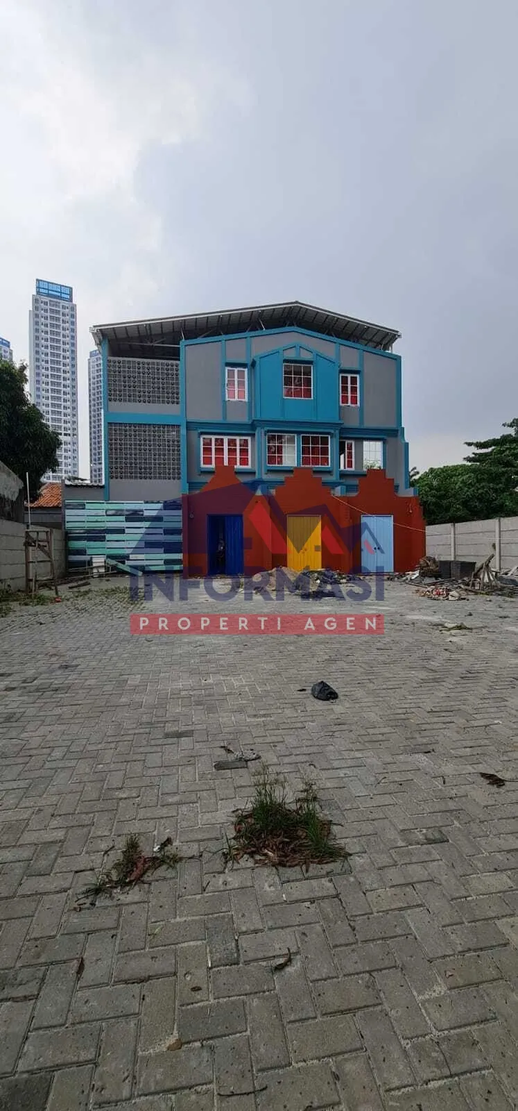 Ruko di daerah ramai dan padat penduduk parkir luas