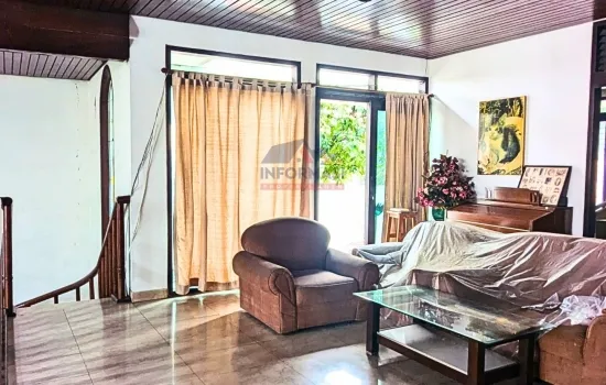Rumah Tua rumah dengan 2 sisi...depan & belakang, Jakbar