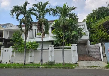 Rumah Tua rumah dengan 2 sisi...depan & belakang, Jakbar
