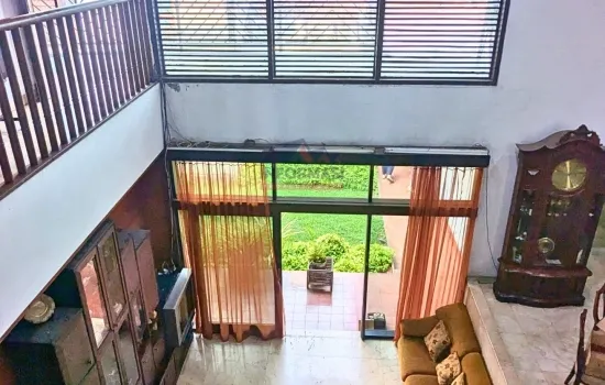 Rumah Tua rumah dengan 2 sisi...depan & belakang, Jakbar