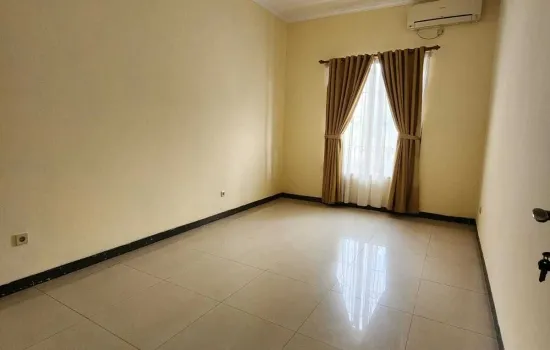 Disewakan Rumah 2½ Lantai 4KT 4KM Siap Huni