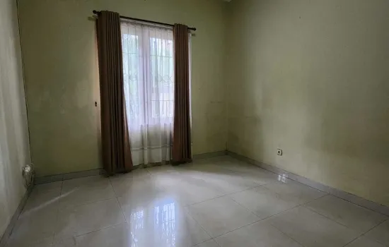 Disewakan Rumah 2½ Lantai 4KT 4KM Siap Huni