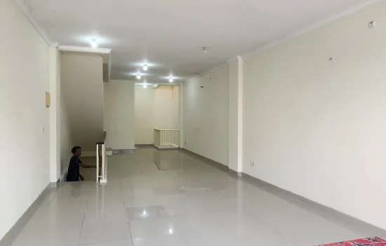 Ruko depan mall Ciledug.  4 lantai, 5mx15m.