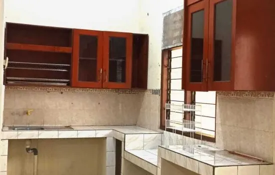 Dijual Rumah Siap huni. Lt. 212m kt. 4. Km 3