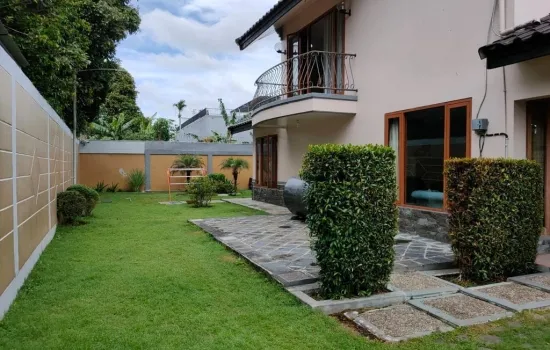 Villa cantik , halaman luas di Lembang Bandung