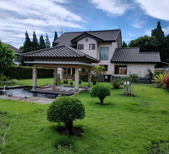 Villa cantik , halaman luas di Lembang Bandung