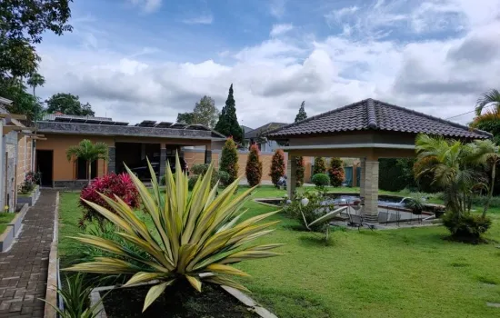 Villa cantik , halaman luas di Lembang Bandung