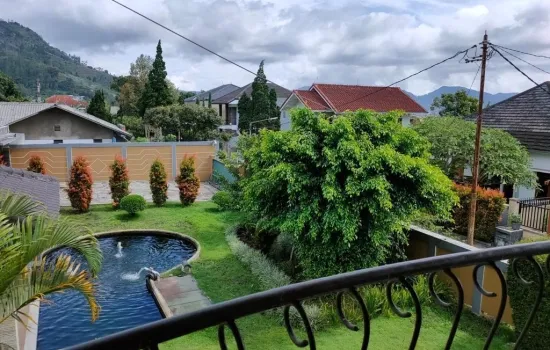 Villa cantik , halaman luas di Lembang Bandung
