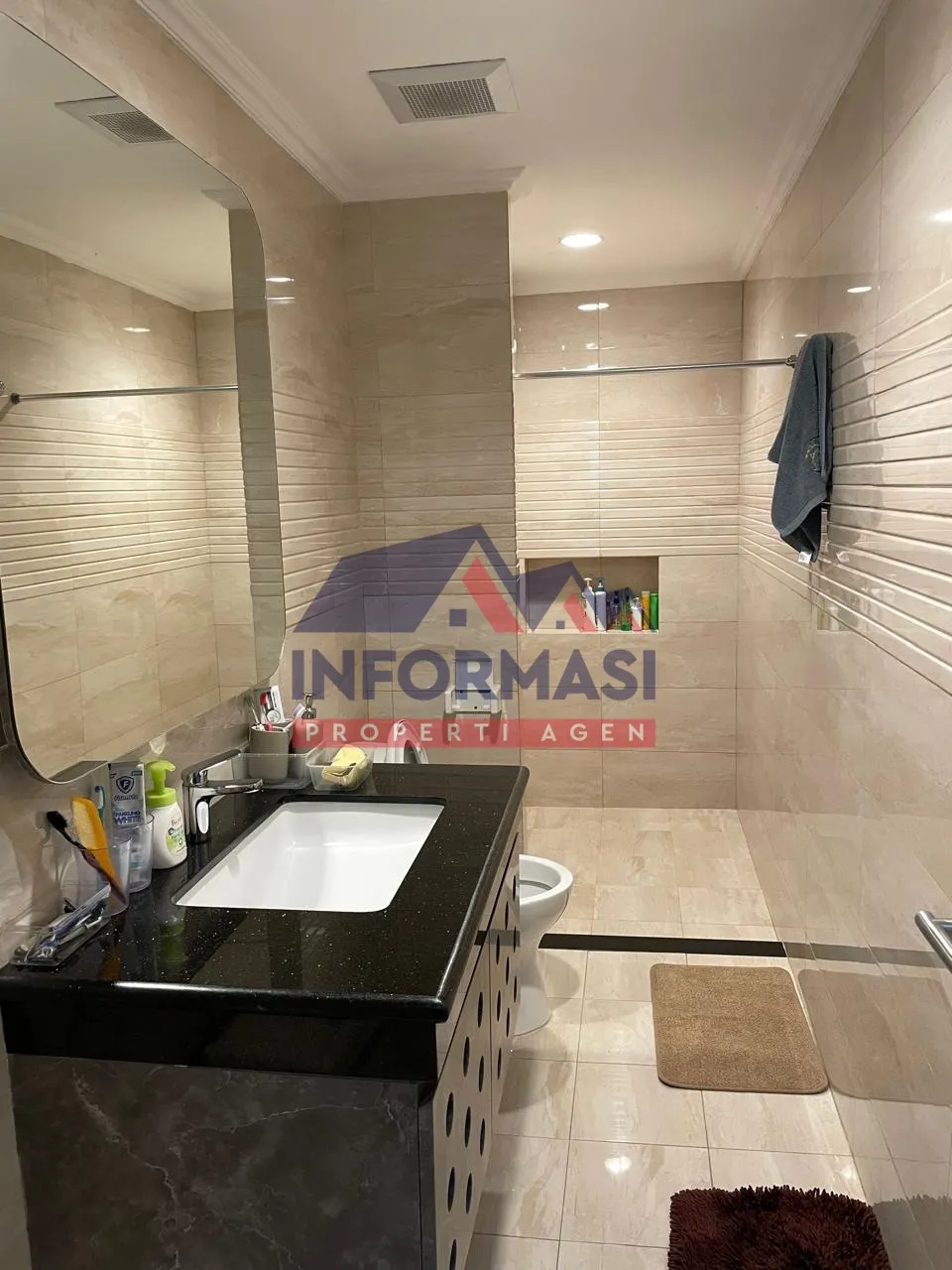 Jarang ada.cocok utk tinggal or usaha