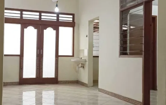 Dijual Rumah Siap huni. Lt. 212m kt. 4. Km 3
