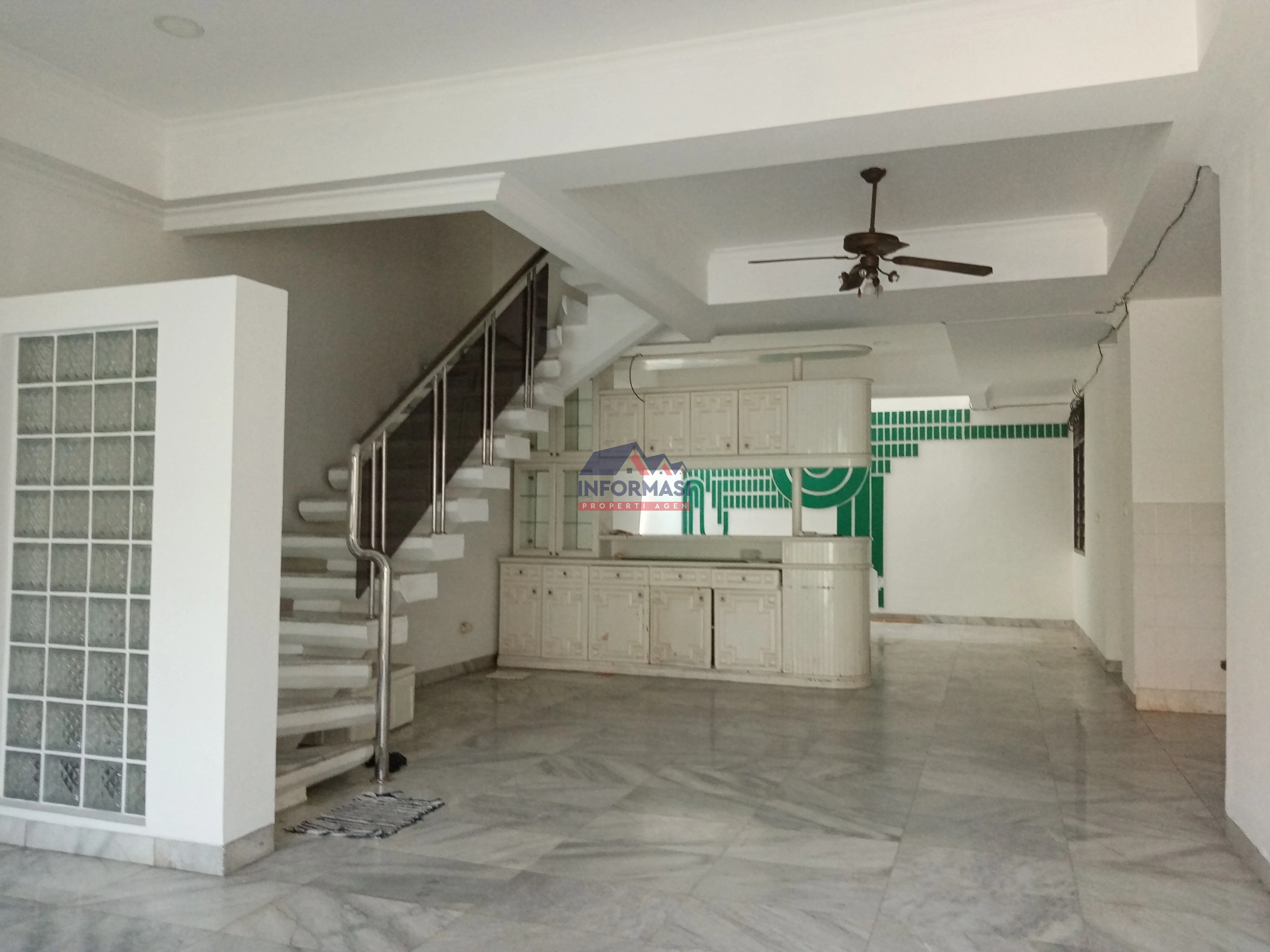 Rumah Bagus 2 lantai Green Garden Jakarta Barat