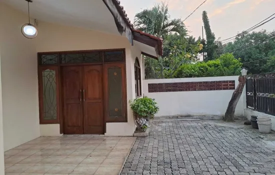 Dijual Rumah Siap huni. Lt. 212m kt. 4. Km 3