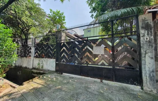 Rumah tua hitung tanah, dengan halaman luas