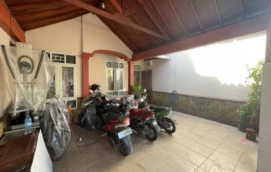 Rumah panjang Graha Raya