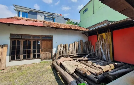 Rumah tua hitung tanah, dengan halaman luas