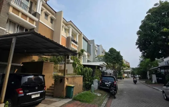 Rumah 3 lantai Layar Permai PIK, 8X15, KT 4+1, KM 4+1
