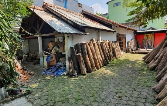 Rumah tua hitung tanah, dengan halaman luas